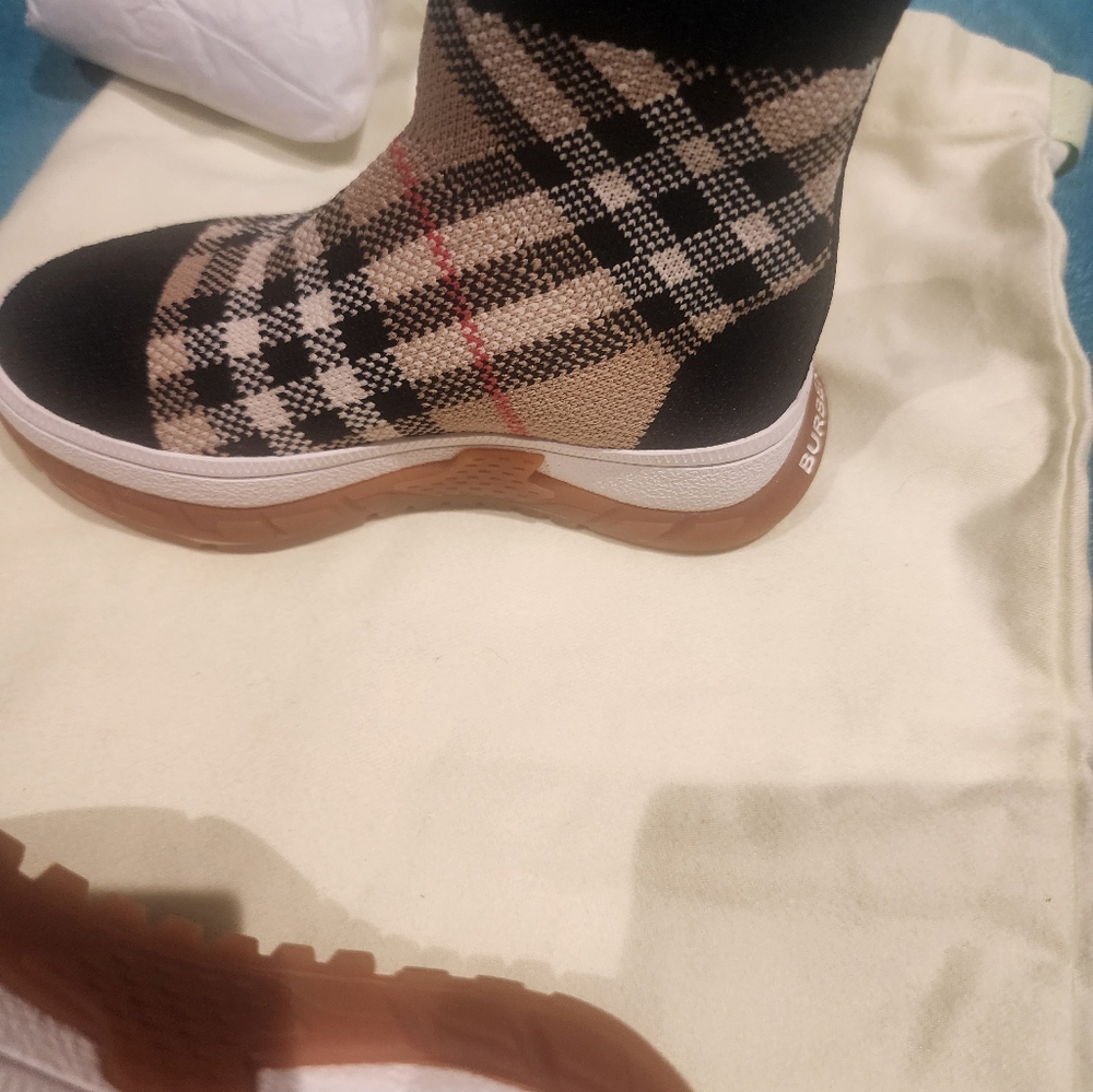 Burberry sneakers sock for toddler girl. - Picture 12 of 13